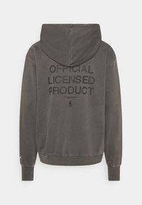Grauer Kapuzenpullover mit weichem Material, gerippten Bündchen und Rückenschriftzug "OFFIZIELLES LIZENZIERTES PRODUKT" in fetter Schrift.