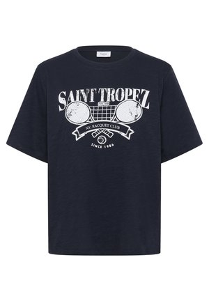 T-shirt à manches courtes bleu marine foncé avec un imprimé graphique blanc de raquettes de tennis et du texte, fabriqué en coton doux avec une coupe décontractée.