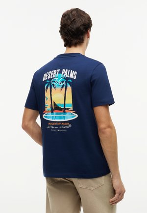 Tommy Hilfiger, SUMMER BACK GRAPHIC REGULAR TEE - Tričko s potlačou - carbon navy
