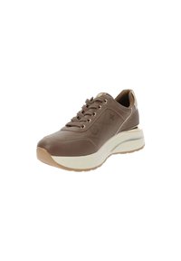 Zapatilla de cuero marrón con una textura suave, punta redonda y diseño de cordones. Presenta una suela blanca y patrones sutiles en relieve en los laterales.