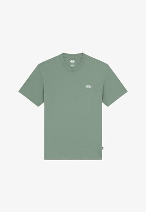 T-shirt in cotone verde chiaro con scollo rotondo, maniche corte e un piccolo logo bianco sul lato sinistro del petto. Tessuto morbido, design casual.