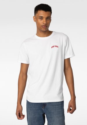 Hvit bomull T-skjorte med korte ermer, med en rød brodert "HENRY CHOICE" logo på venstre bryst. Klassisk rund hals-design.