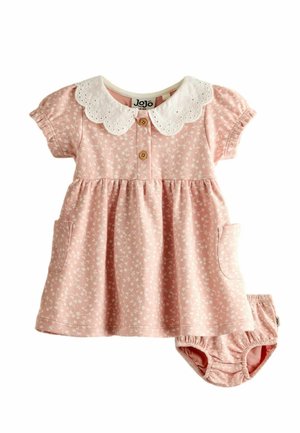 Roze babyjurk met wit bloemenpatroon, wit gekartelde kraagje, houten knopen, korte mouwen, voorzakken en bijpassende broekjes.