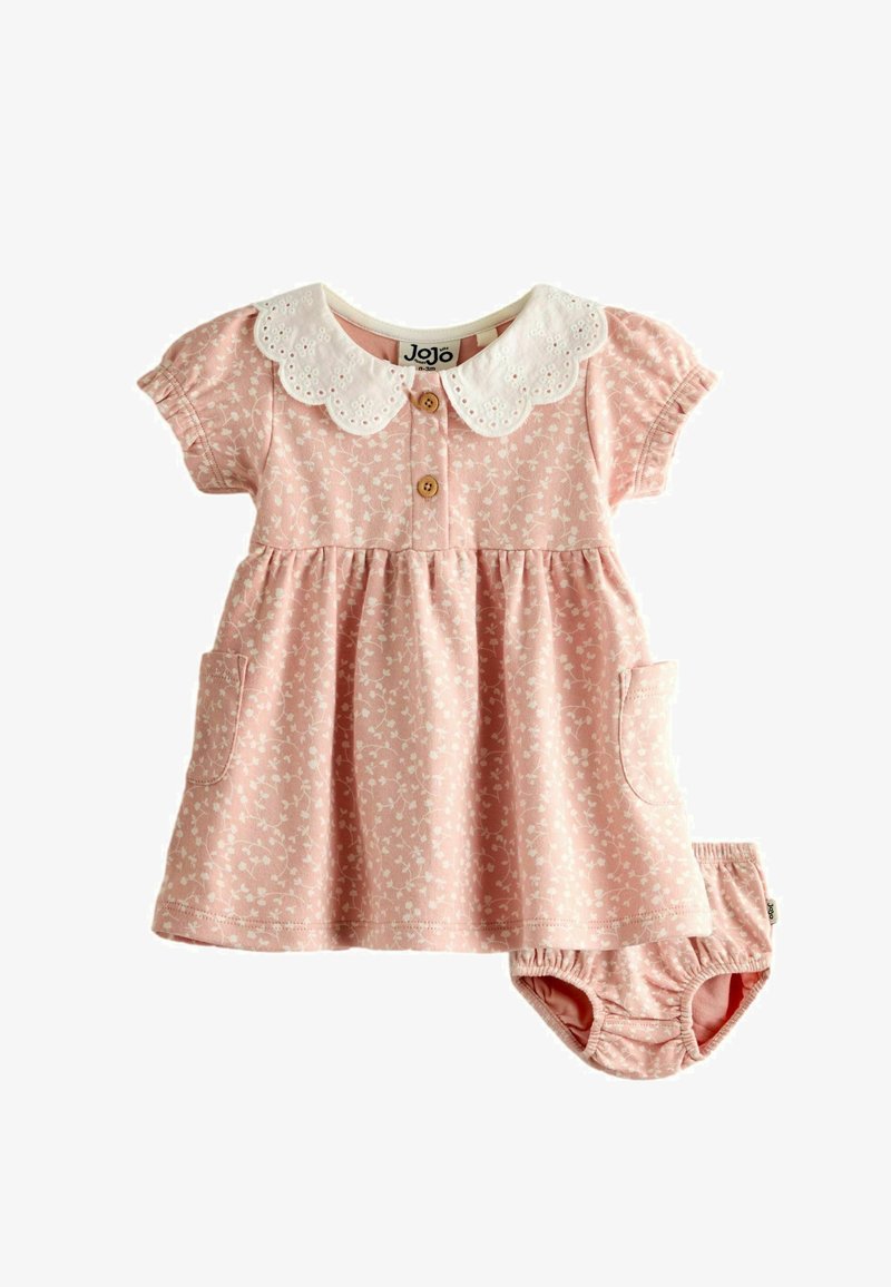 Robe bébé rose avec motif floral blanc, col blanc festonné, boutons en bois, manches courtes, poches avant et bloomer assorti.