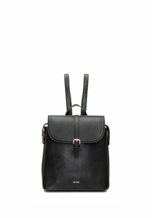 Czarny skórzany plecak z klapą i złotym zapięciem na klamrę, dwoma regulowanymi paskami na ramiona oraz małym złotym logo marki na środku przedniej części.