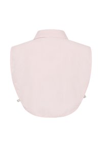 Svetlo roza košulja bez ovratnika z glatko, mat teksturo. Ima zadnji jarem in zaobljene robove, zasnovana brez vidnih strojnih delov.