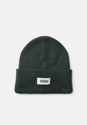 Bonnet en tricot de couleur vert foncé avec une texture côtelée et un revers, présentant une étiquette rectangulaire avec "DRYKORN" en blanc.