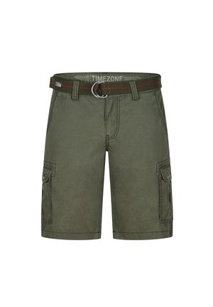 Olivgrüne Cargo-Shorts mit einem Stoffgürtel, der rot genäht ist, zwei seitlichen Taschen und einem quadratischen Design mit entspannter Passform.
