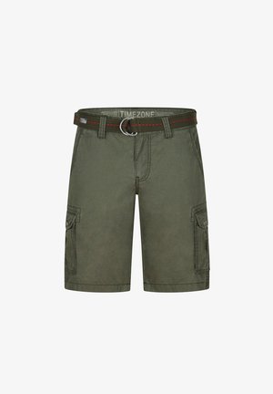 Olivgrüne Cargo-Shorts mit einem Stoffgürtel, der rot genäht ist, zwei seitlichen Taschen und einem quadratischen Design mit entspannter Passform.