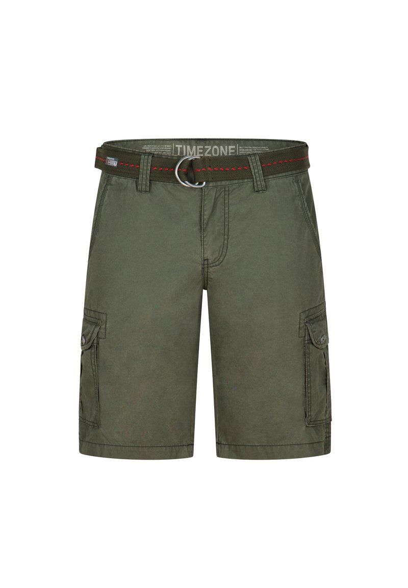Bermudas cargo de color verde oliva con un cinturón de tela que presenta costuras rojas, dos bolsillos laterales y un diseño cuadrado con un corte relajado.