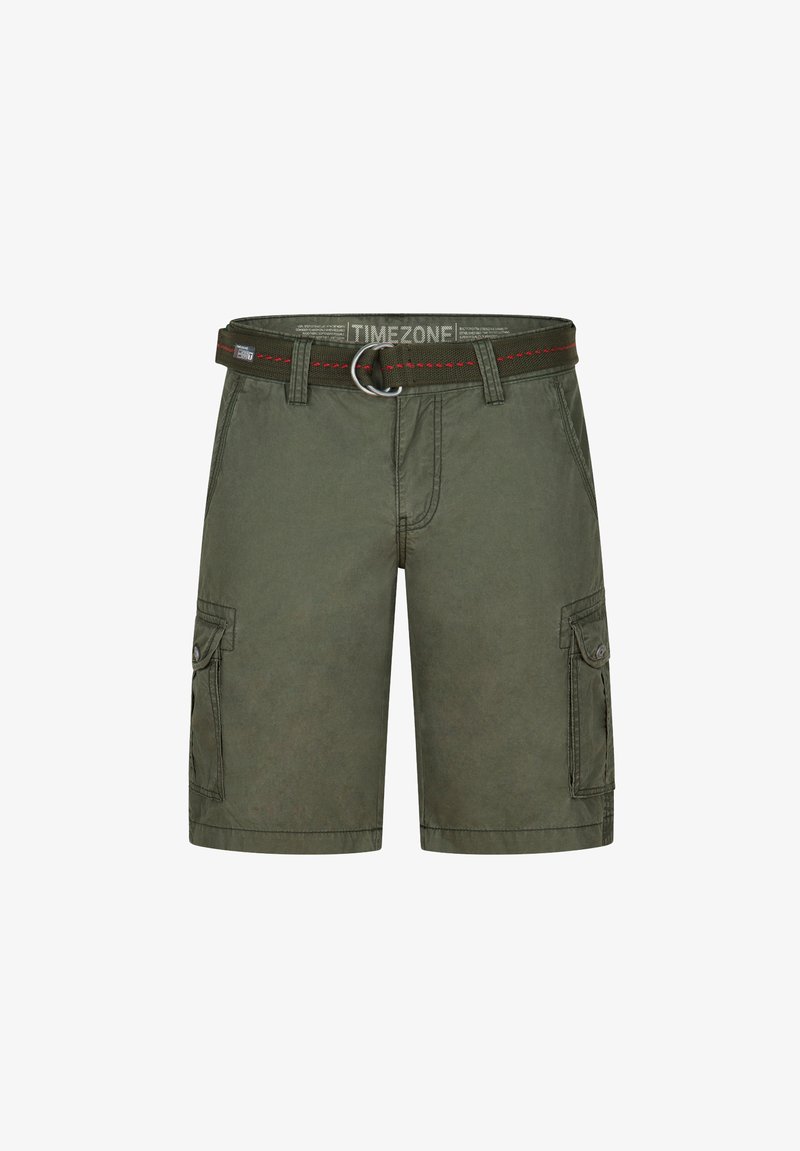 Bermudas cargo de color verde oliva con un cinturón de tela que presenta costuras rojas, dos bolsillos laterales y un diseño cuadrado con un corte relajado.