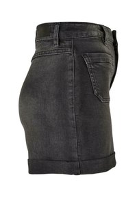 Melnas denima šorti ar taisnu griezumu, salocītu apakšmalu, piecu kabatu dizainu un melnu ādas etiķeti jostasvietā. Gluda tekstūra.