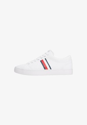 Weiße Sneaker mit einem Low-Top-Design, ausgestattet mit roten und marineblauen horizontalen Streifen. Hergestellt aus glattem Canvas mit Gummisohle.