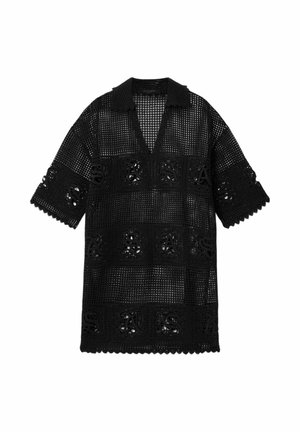 Schwarzes gehäkeltes Strickkleid mit kurzen Ärmeln, Kragen und gewellten Kanten, mit gemusterten, durchbrochenen Quadraten, die "SAS" buchstabieren.