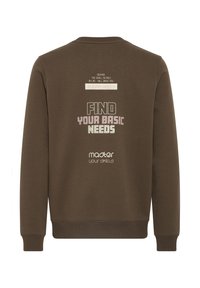 Sudadera marrón con cuello redondo, que presenta texto impreso en diferentes tipografías y colores en la parte posterior. Detalles de puños y dobladillo acanalados.