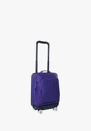 Valigia viola con ruote, esterno in tessuto, due tasche frontali e manico retrattile. Dotata di quattro ruote bianche per la mobilità.