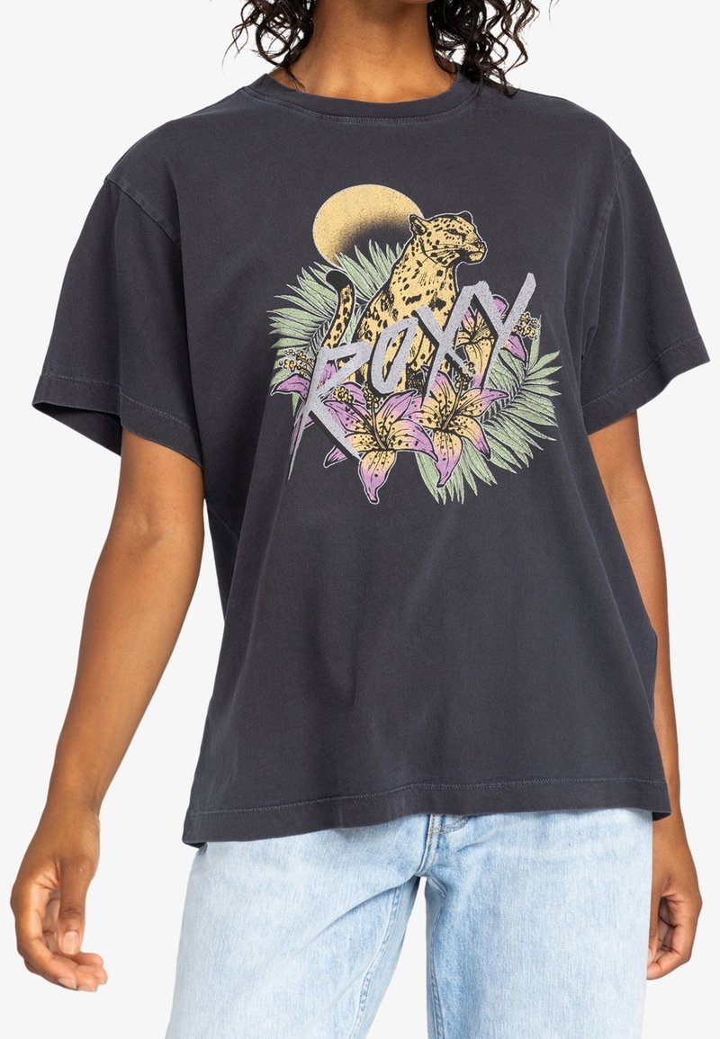 Czarny T-shirt z grafiką lamparta, fioletowymi liliami, zielonymi liśćmi, słońcem oraz napisem "ROXY" dużymi stylizowanymi literami.