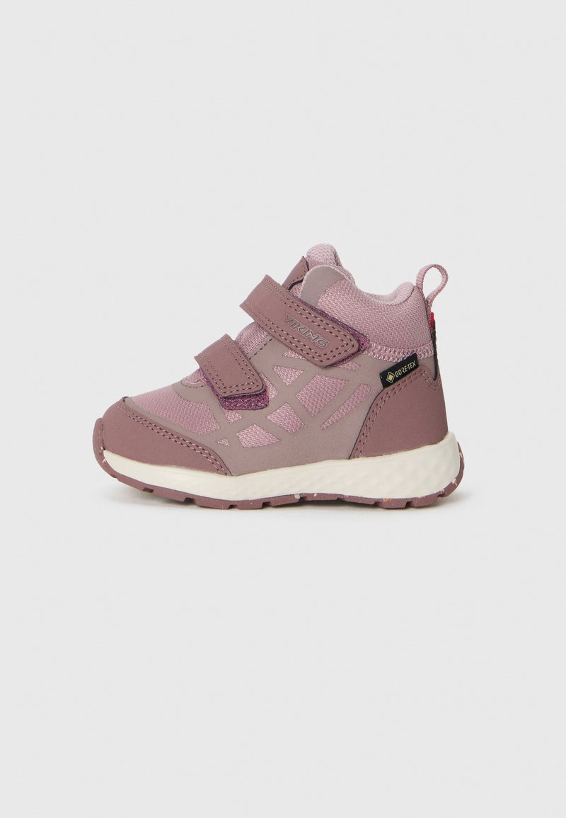 Sapatos infantis cor-de-rosa, feitos de uma mistura de materiais sintéticos e têxteis, com uma sola texturizada, duas tiras de velcro e uma pega.