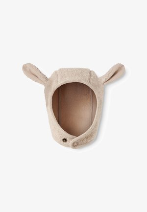 Bonnet bébé en polaire beige doux avec deux petites oreilles et des boutons-pression à l'avant pour la fermeture.