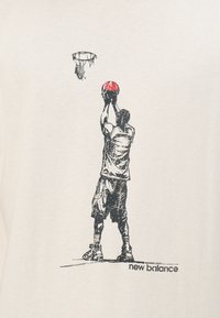New Balance HOOPS PLAYER GRAPHIC UNISEX - T-shirts print - brown