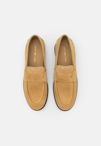 Tommy Hilfiger FLAG CLASSIC LOAFER - Mokasīni - beige