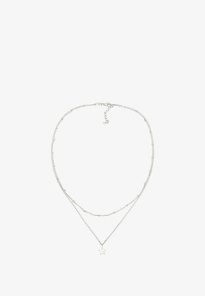 Multi-strengs sølv halskæde med en stjernesmykke på en delikat kæde, glat tekstur med små runde accenter. Justerbar lukning.