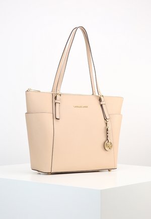 Beżowa torba na ramię z miękkiej skóry, z podwójnymi uchwytami, złotymi okuciami, boczną kieszenią i detalem z logo. Gładka faktura i minimalistyczny design.