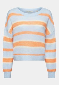 Pull court en maille douce à larges rayures horizontales bleu pâle, orange et blanc, avec manches longues et encolure ronde.