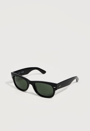 Gafas de sol negras Ray-Ban Wayfarer con lentes verde oscuro y el logotipo distintivo en las patillas, colocadas sobre una superficie clara.