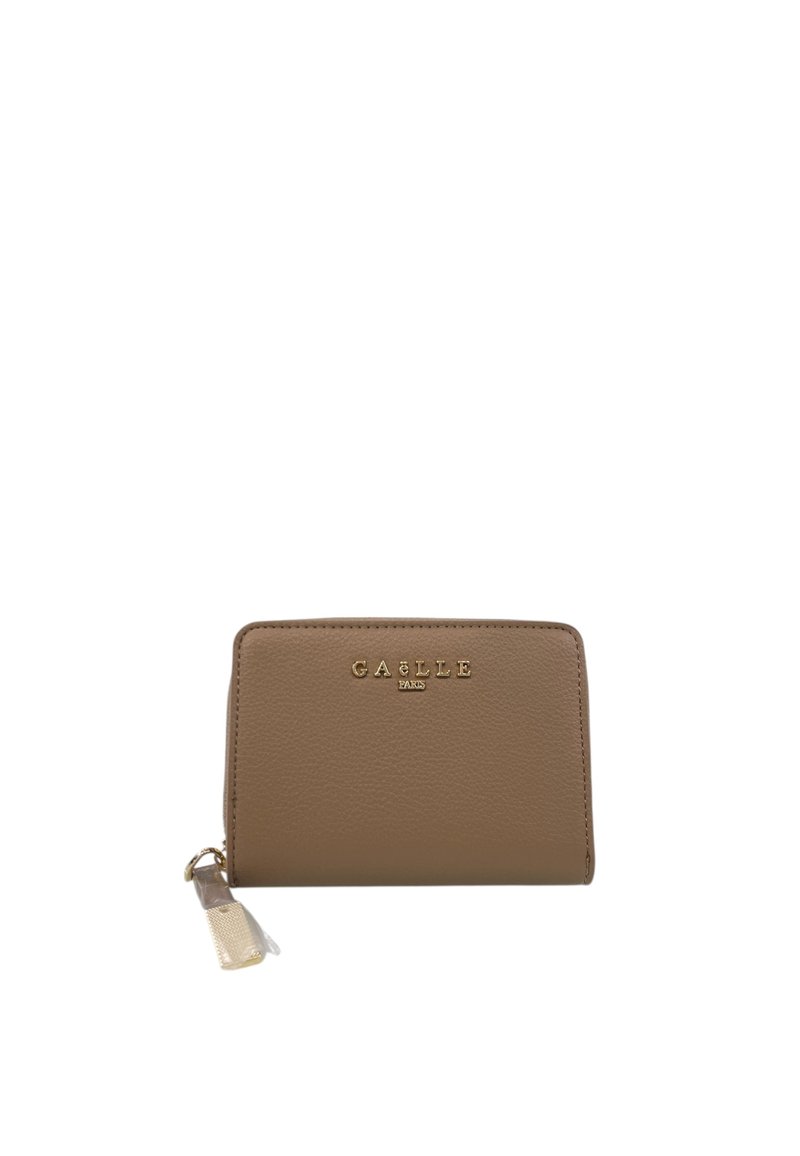 Portafoglio in pelle marrone con una texture liscia, dettaglio del logo oro sulla parte anteriore e chiusura con zip con un accentuato pompon.