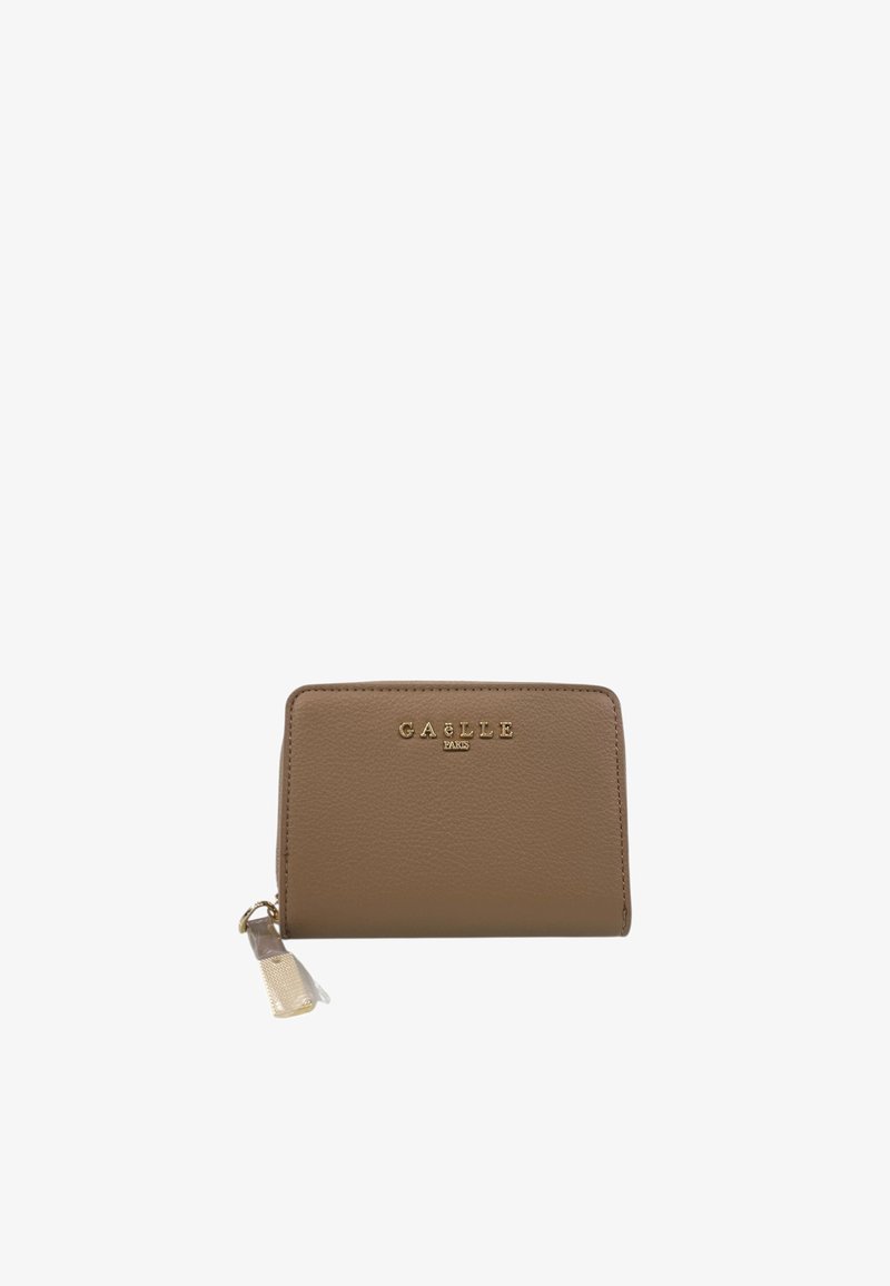 Portafoglio in pelle marrone con una texture liscia, dettaglio del logo oro sulla parte anteriore e chiusura con zip con un accentuato pompon.