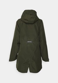 Zielona kurtka z kapturem wykonana z materiału odpornego na wodę. Posiada naszywkę z logo w dolnej części oraz regulowane mankiety. Tył podkreśla funkcjonalność.