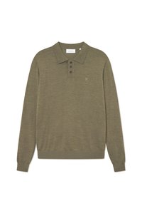 Olijfgroene poloshirt met lange mouwen van zacht materiaal; heeft een kraag, drie zwarte knopen en een subtiele geborduurde logo op de borst.