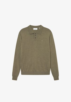 Langärmliges olivgrünes Polohemd aus weichem Stoff; verfügt über einen Kragen, drei schwarze Knöpfe und ein dezentes besticktes Logo auf der Brust.