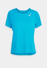 Lehká atletická košile s krátkým rukávem v jasně modré tkanině s hladkým povrchem, s bílým logem Nike na levém horním rohu.