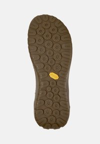 Hnědá gumová podrážka obuvi se strukturovaným designem s kruhovými vzory a šestiúhelníkovými akcenty. Odtiskem "Vibram" a velikostí 42.