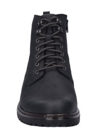 Botas de tobillo de cuero negro con parte superior texturizada, puntera reforzada, cordones en contraste y suela de goma con patrones de agarre.