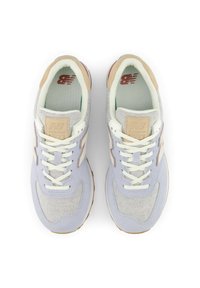 Chaussures de sport gris clair et lavande en mesh et suède. Elles comportent des lacets crème, des accents couleur tan et des semelles en caoutchouc texturées.