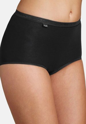 Ropa interior negra de algodón de cintura alta con ribete de encaje, llevada en las caderas y la parte superior de los muslos de una persona, mostrando abdomen y ombligo.