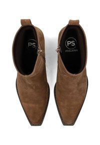 Botas de tobillo de ante marrón con punta afilada, cremalleras laterales y costuras en contraste. El interior presenta el logotipo de la marca "PS POELMAN."
