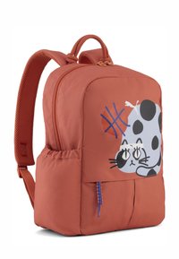 Sac à dos orange avec une surface en tissu lisse. Présente un design de chat cartoon avec des taches noires, une poche avant et des accents de fermeture éclair bleus.