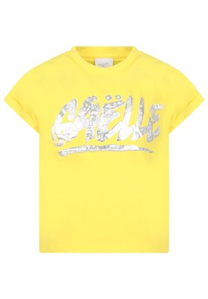 T-shirt jaune à manches courtes avec revers roulés et grand texte métallique argenté "GAËLLE" sur la poitrine.