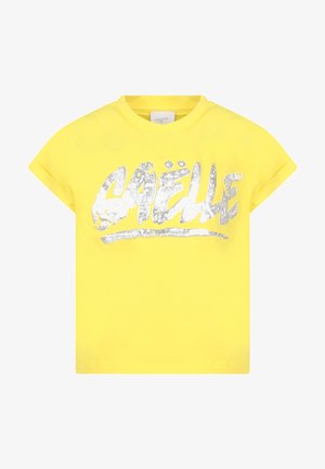 T-shirt jaune à manches courtes avec revers roulés et grand texte métallique argenté "GAËLLE" sur la poitrine.
