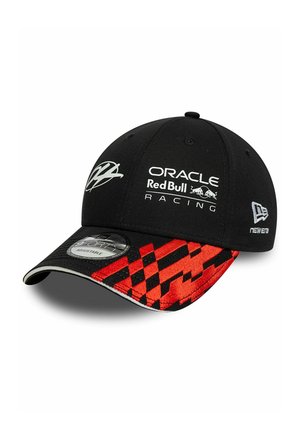 Czarna regulowana czapka wyścigowa z czerwono-czarnym wzorem w kratkę na daszku, logo Oracle Red Bull Racing i New Era z przodu i z boku.