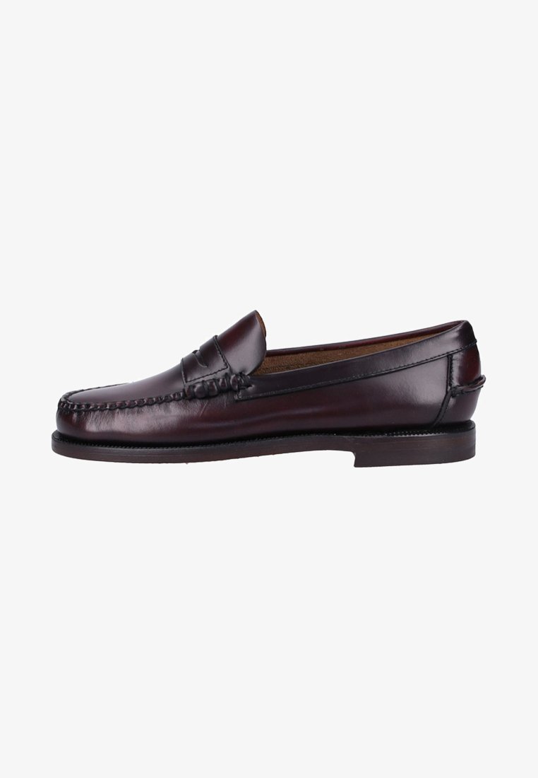 Braune Lederloafers mit glatter Oberfläche, Nähdetails auf dem Obermaterial und einem niedrigen, gestapelten Absatz. Klassisches Slip-On-Design mit abgerundetem Zehenbereich.