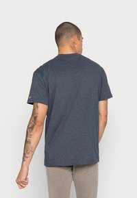 Tommy Jeans VINTAGE WASHED COLLEGE TEE UNISEX  - T-shirts med print - twilight navy