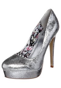 Pumps argentati con tacco alto, dalla finitura metallica screpolata, punta rotonda, suola piattaforma e rivestimento interno con motivo floreale visibile.