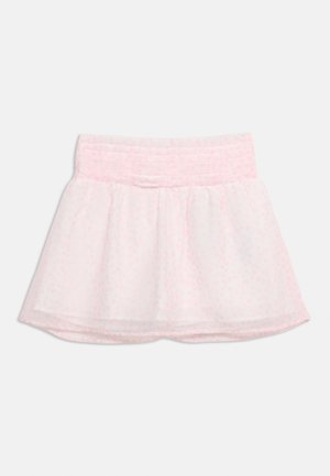 Jupe rose clair pour tout-petit avec une taille douce et froncée et un subtil motif de cœurs sur l'ensemble du tissu léger à couches superposées.