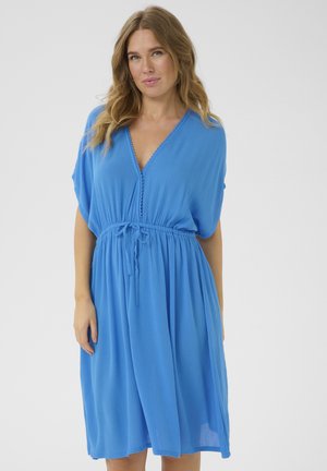 Robe bleue, longueur genou, en tissu léger. Présente un décolleté en V, une taille élastique avec lien, des manches amples et des accents texturés le long de l'encolure.