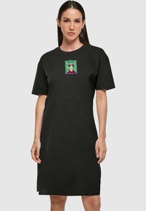 Schwarzes Baumwoll-T-Shirt-Kleid mit kurzen Ärmeln, das eine zentrale Grafik eines Porträts einer Frau zeigt, umgeben von grünen und floralen Details.